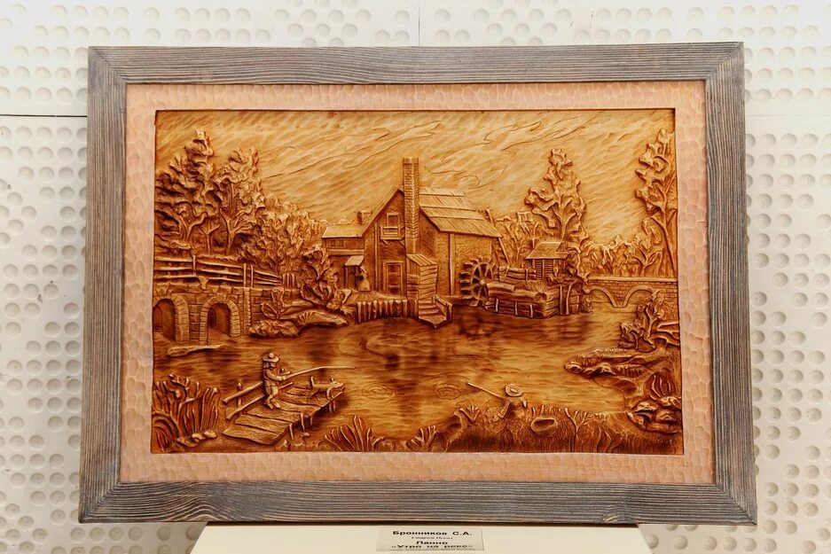 Полка деревянная резная. Магазин резьбы по дереву. Резьба по дереву сувениры. Мастерская резчика по дереву. Резьба по дереву пейзажи.