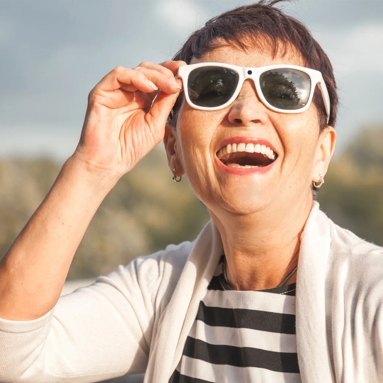 смеющийся человек в темных очках. стильная женщина после 50. стильные оправы для женщин в возрасте. стильные очки для зрения для женщин после 50. красивые женщины после 40 лет в очках.