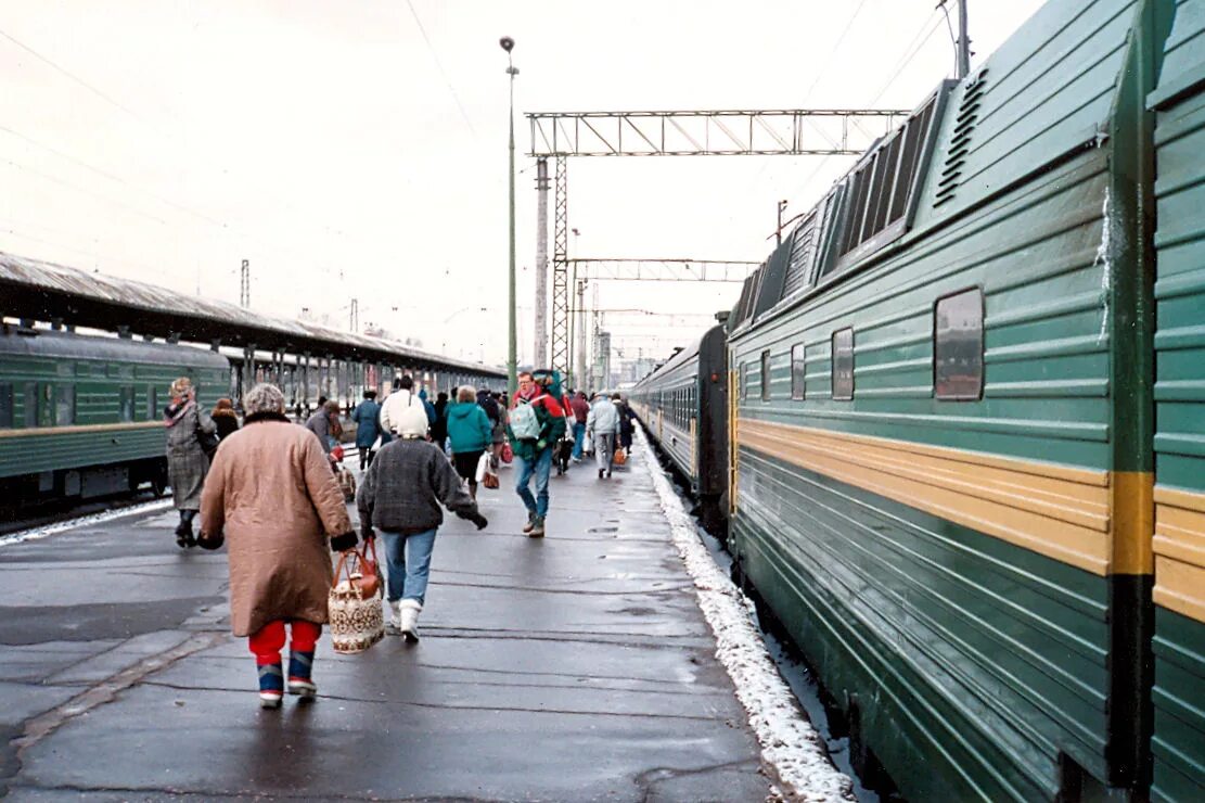 Он выходит на ближайшей станции. Ярославский вокзал 1990-е. Москва Ярославский вокзал перрон. Ярославский вокзал в 90-е годы. Московский вокзал в 90 е.