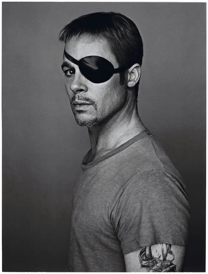 мужчина с повязкой на глазах. юноша с повязкой на глазах. парень с повязкой на глазах. парень в повязке. повязка на глаз.