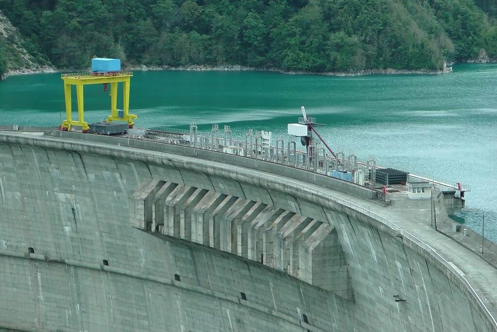 В каком районе самая крупная гэс. Плотина Ингури ГЭС. Водохранилище Ингури ГЭС. Ингурская ГЭС Абхазия. Штольня ГЭС Абхазия.