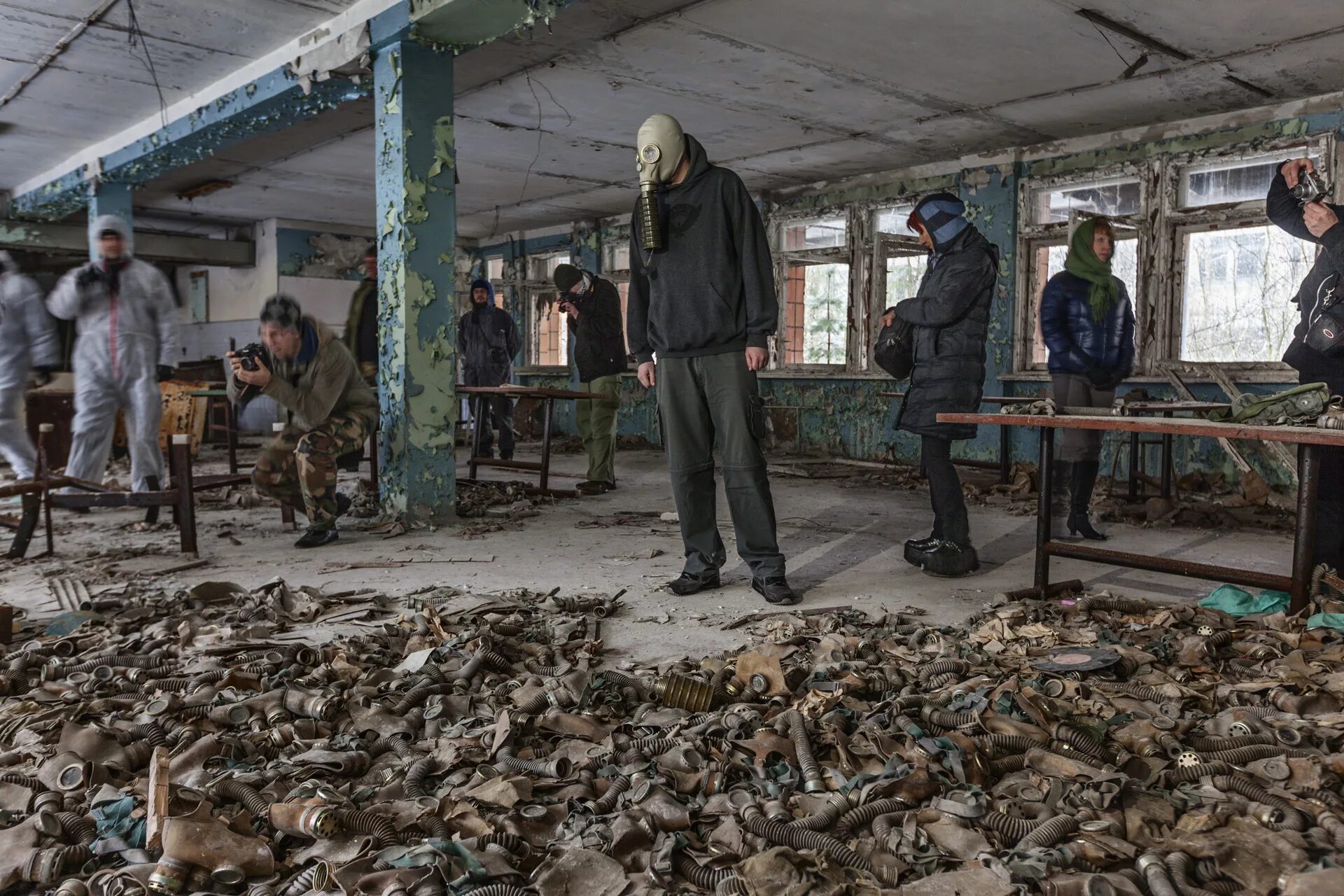 Когда можно жить в чернобыле. Зона отчуждения Чернобыльской АЭС противогазы. Город Припять сейчас живут люди. Жители города Припять 2020.