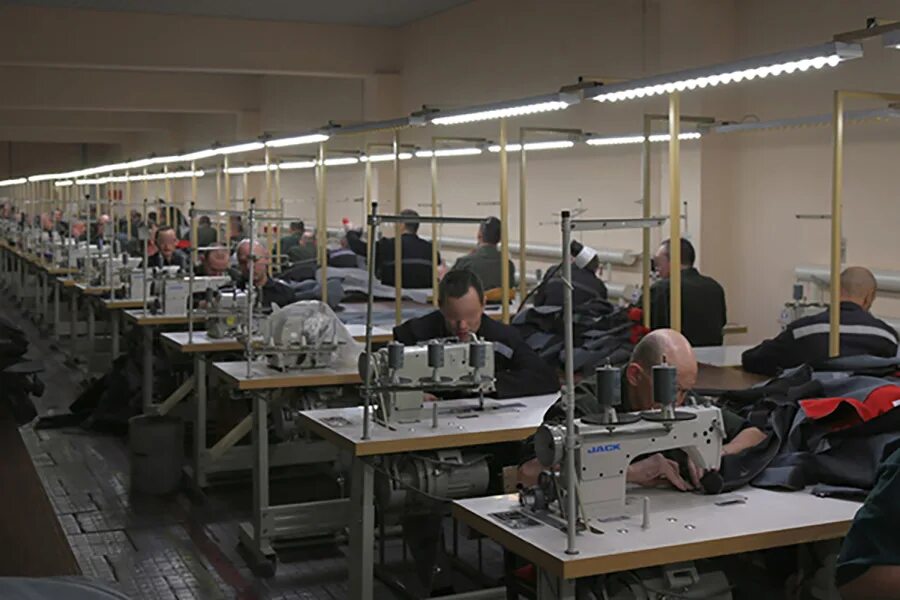 Форма в исправительной колонии. Работа для осужденных. Брянская колония 5 швейный цех. Трудоустройство осужденных. Металлообработка осужденные.