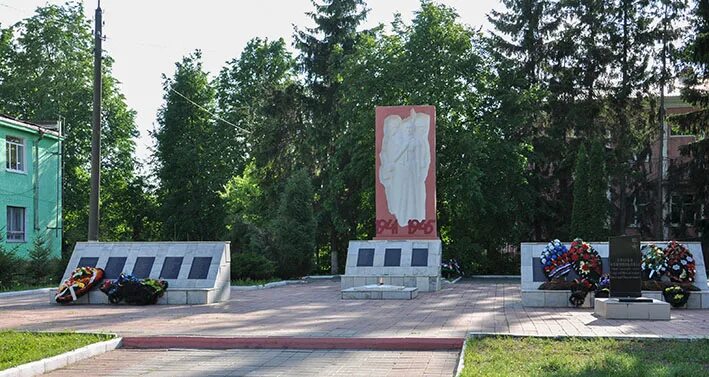 Дмитровск время. Фото большой дуб мемориал. Поселок пограничный фото мемориалов.