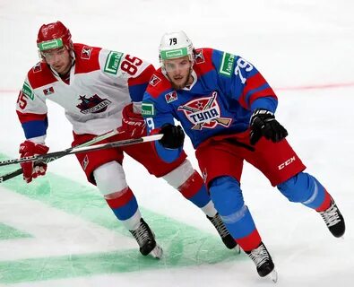 Хоккеист играет