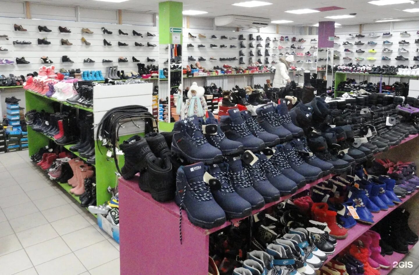 Мужские магазины кемерово. Магазин жадина в Кемерово. Обувные магазины Кемерово. Магазин Вселенная в Кемерово. Вселенная одежды и обуви.
