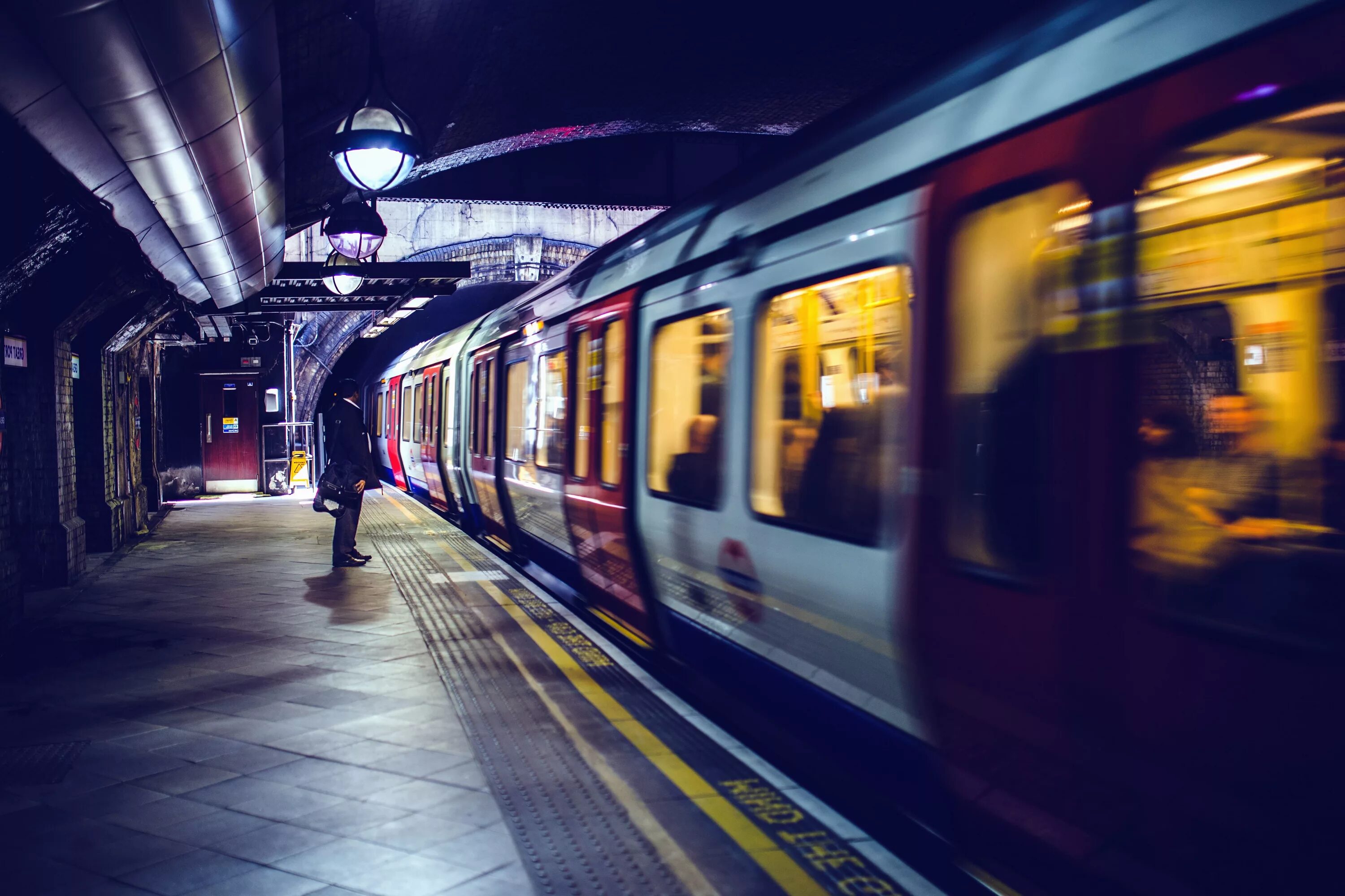 Энни лейбовиц фотоработы. Ночной поезд. Поезд мчится. Мимо нестись. Люди в поезде.