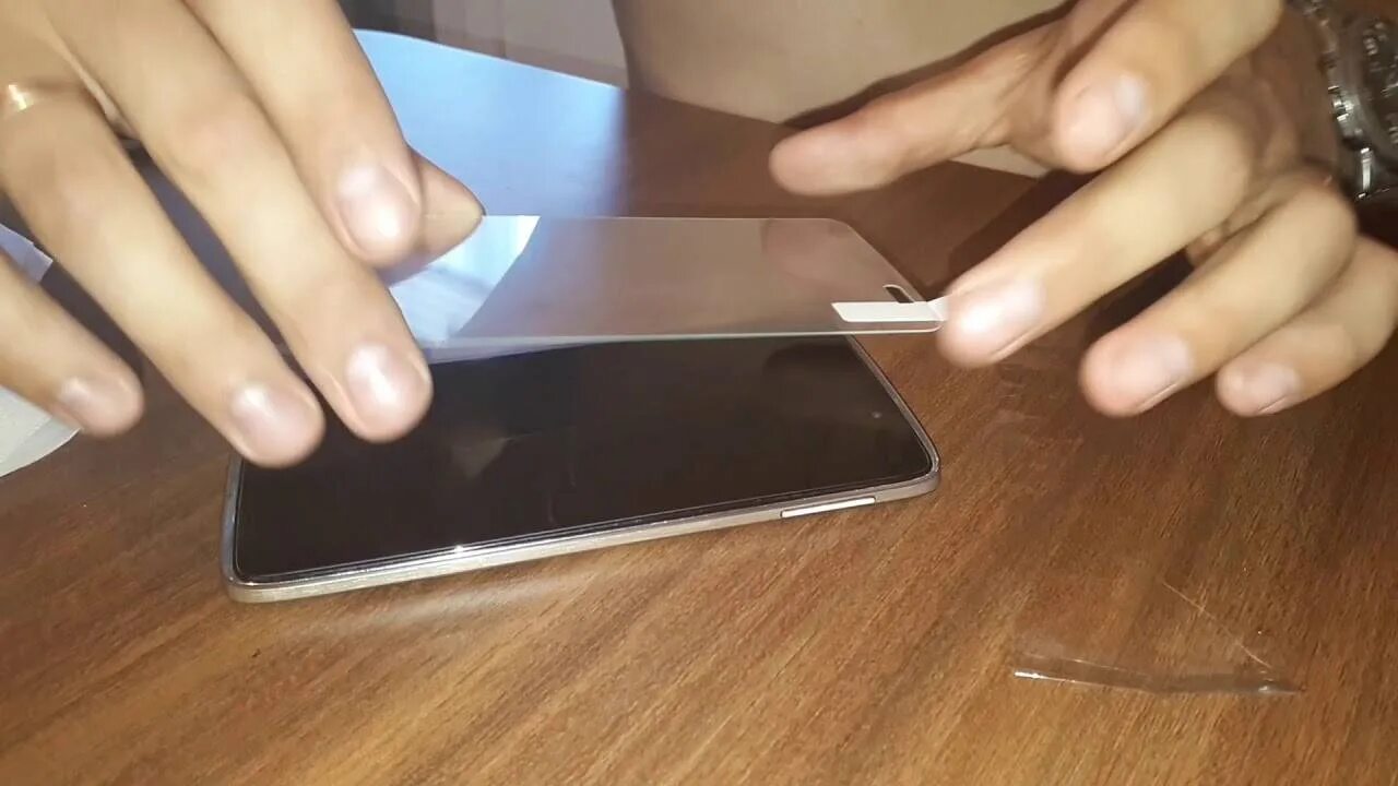 Как установить стекло на смартфон самостоятельно. Приклеить защитное стекло. олеофобное покрытие на защитном стекле. наклеить защитное стекло на телефон. как наклеить защитное стекло на телефон в домашних условиях на хонор 9.