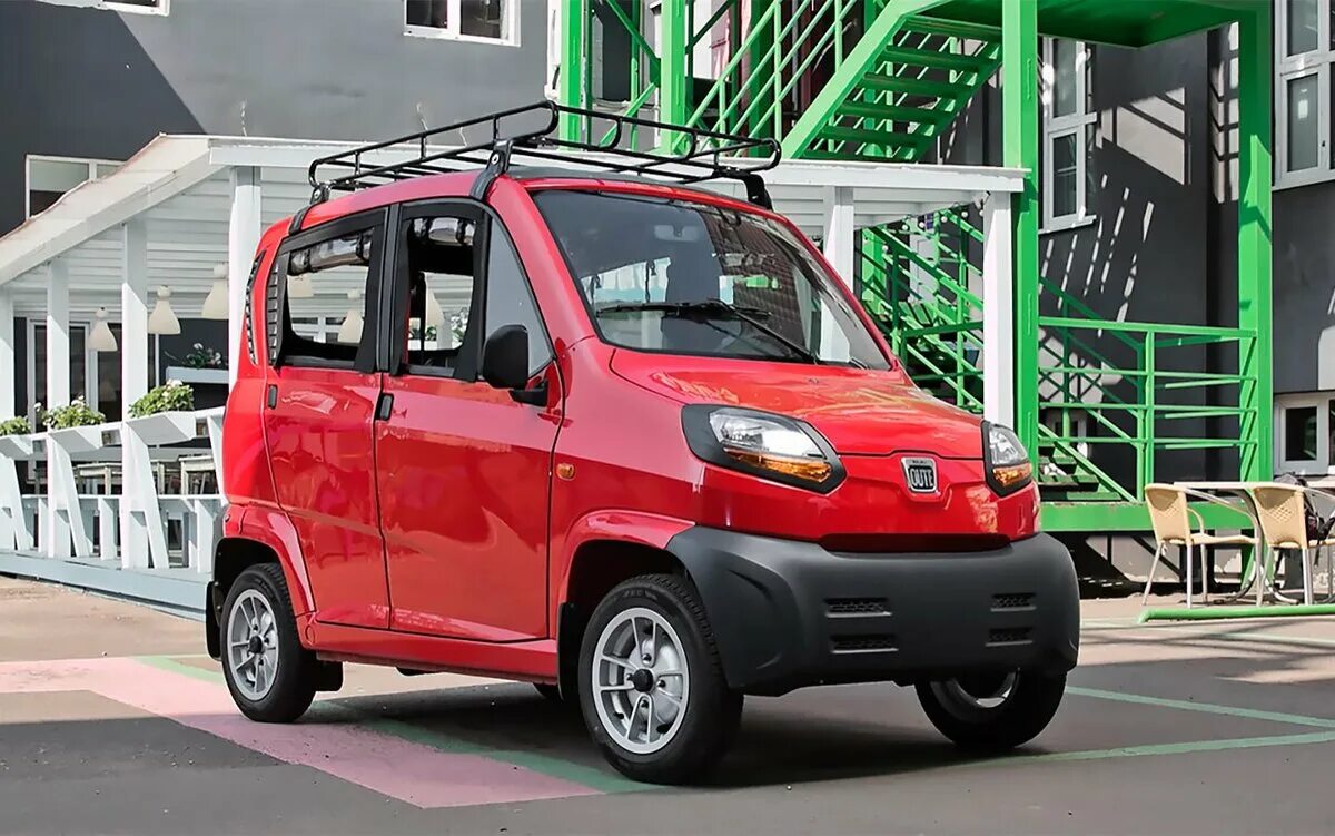 В каких городах дешевые машины. Bajaj Qute Qcar. Индийская машина Bajaj. Bajaj Qute и Ока. Самая дешевая машина.