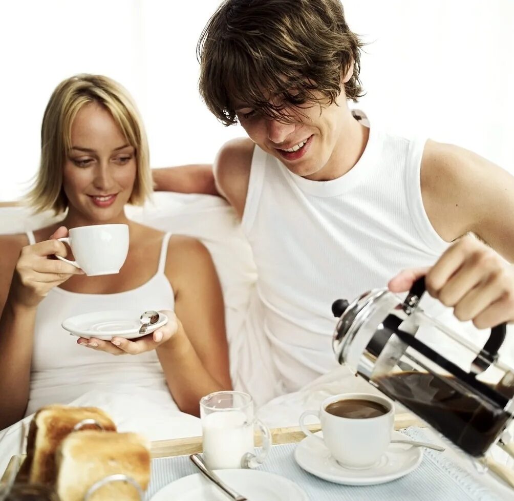 Мужчина и женщина пьют кофе. Кофе в постель. Чаепитие парень и девушка. Мужчина и женщина пьют чай. Удовольствие с утра