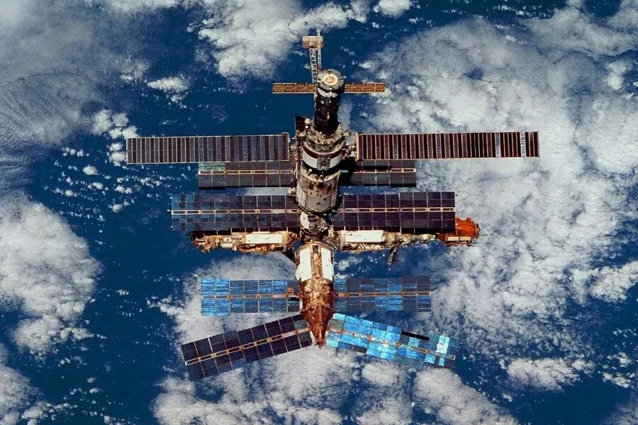 Затопленная космическая станция в тихом океане. В тихом океане затоплена орбитальная станция «мир». 1986 Запущена Советская орбитальная станция «мир». Затопление орбитальной станции «мир». Станция мир 2001.