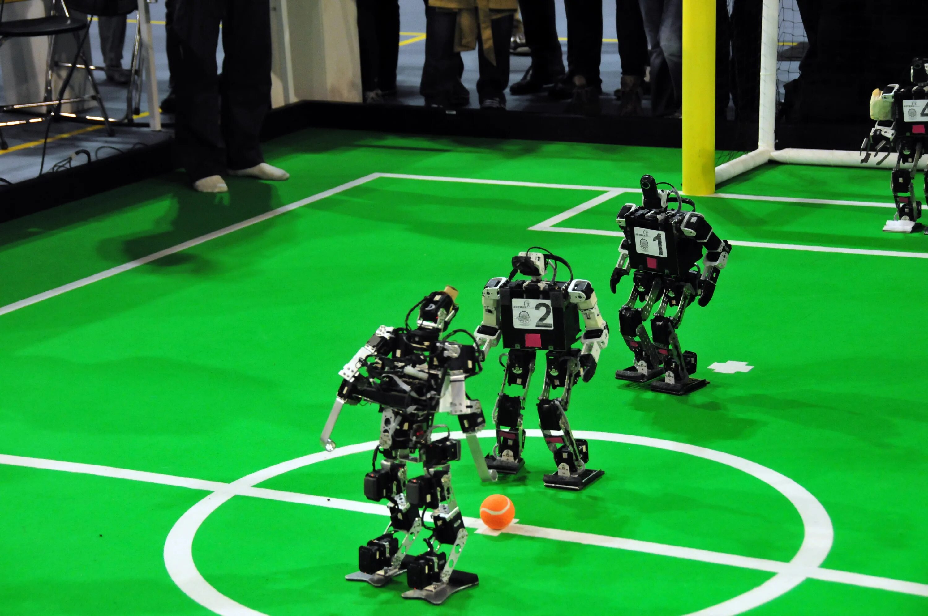 ROBOCUP 1997. Роботы для развлечения. Роботы играющие в футбол. Спортивная робототехника.