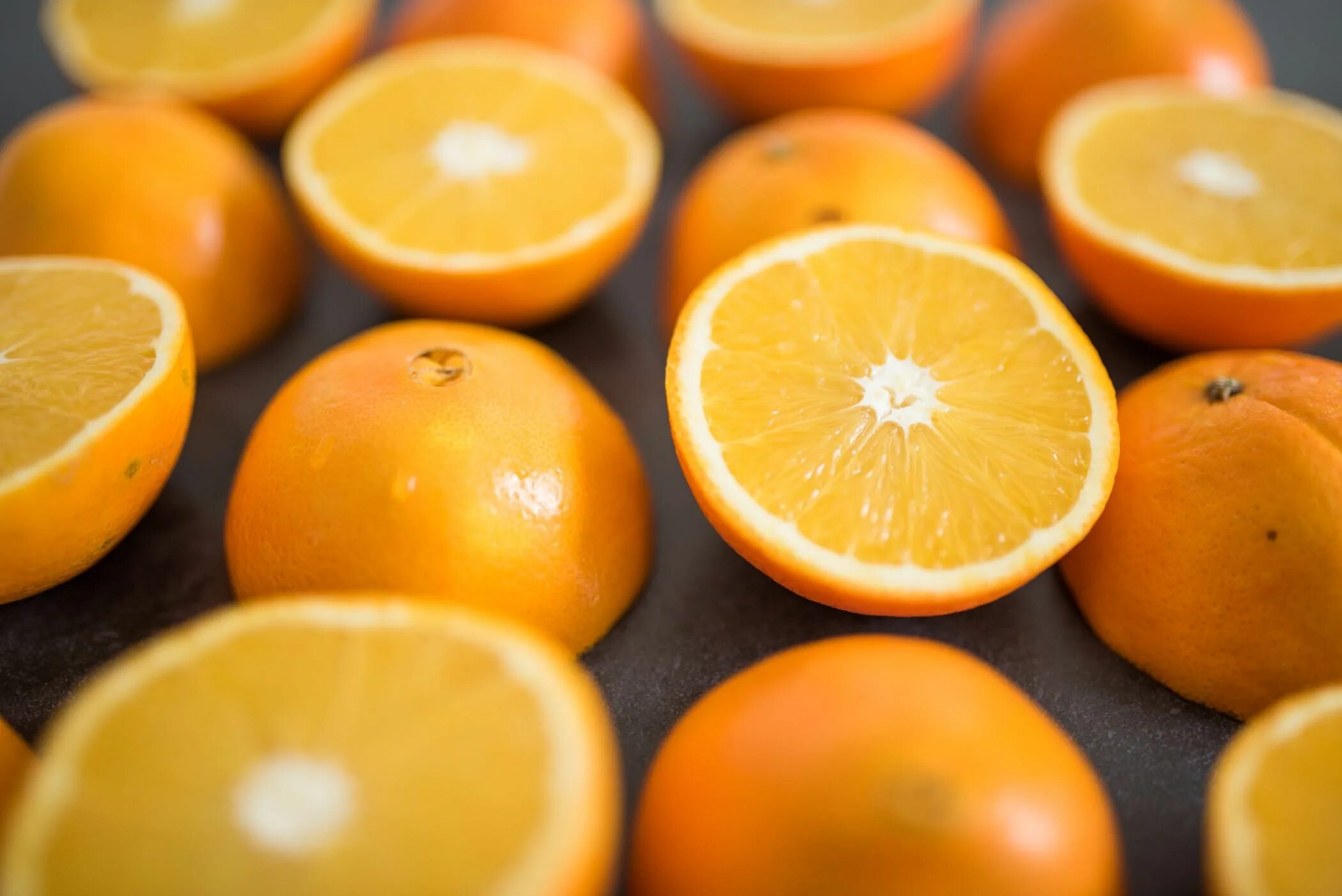 They like oranges. Цитрусовые. Апельсины на столе. Оранжевый фрукт. Сочный апельсин.