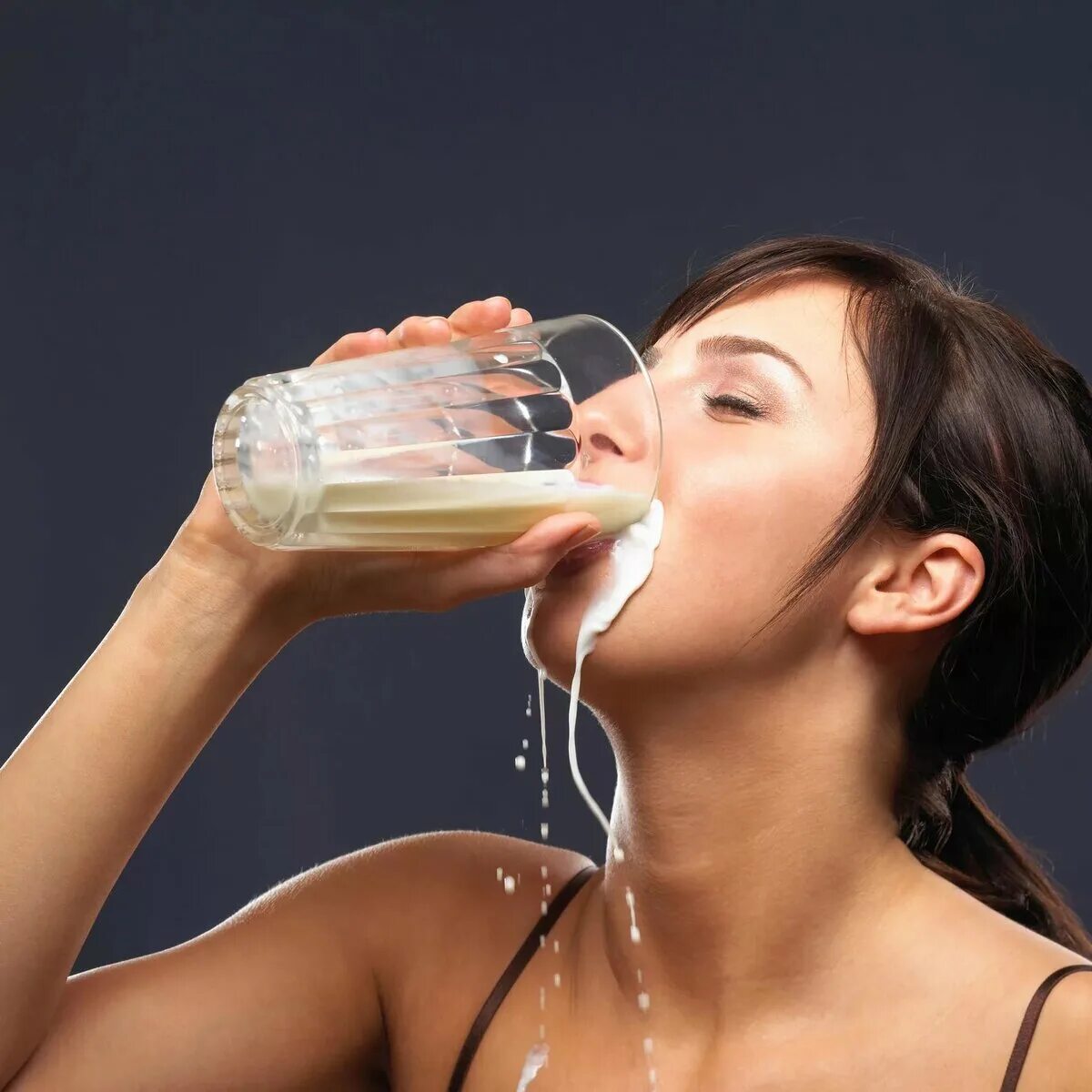 Девушка пьет. Девушка пьет молоко. Молочная грудь. Жевушка пьёт своё молоко.