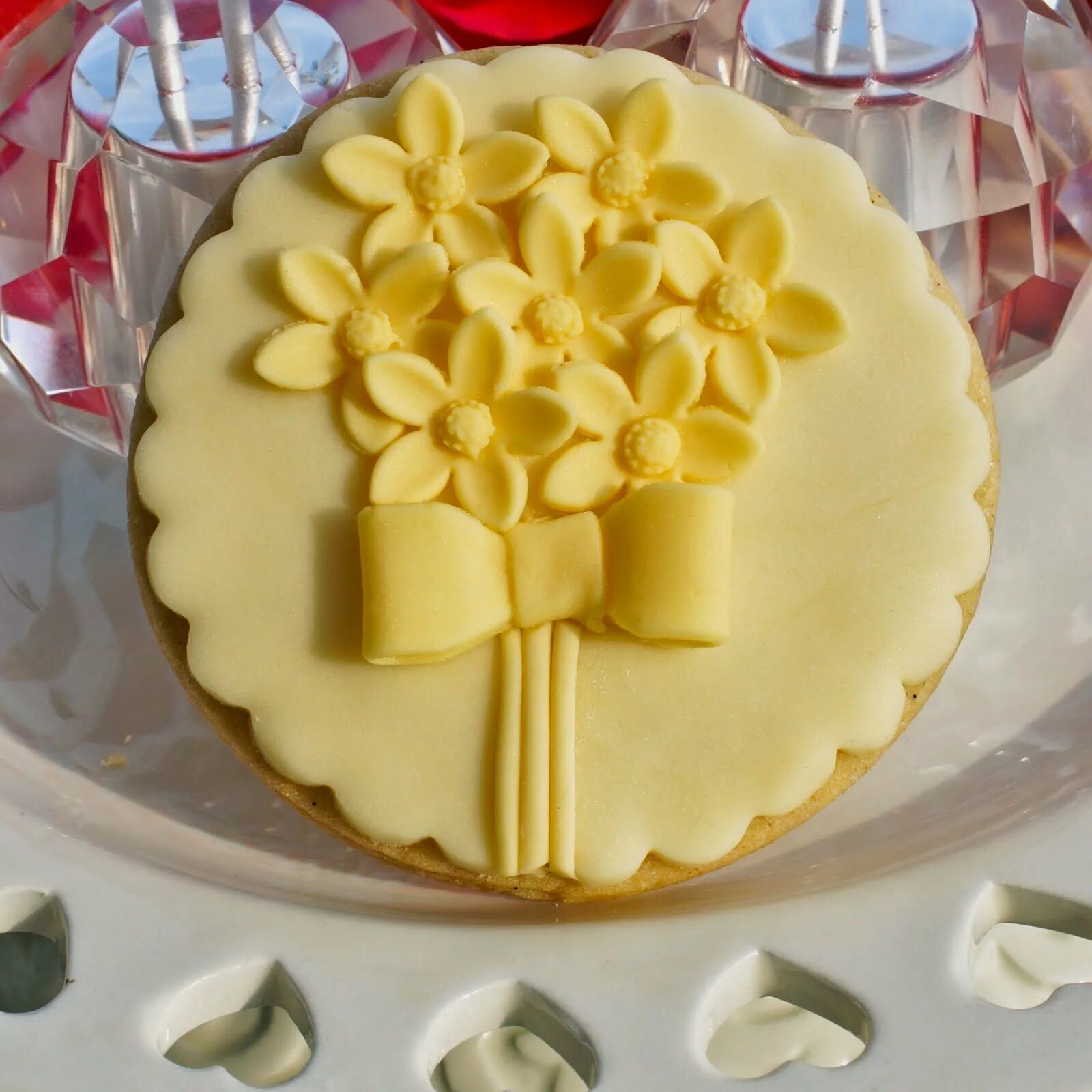 маленькие цветы из мастики. мастика начинающим. мастика начинающим. украшение торта мастикой. украшение торта мастикой.