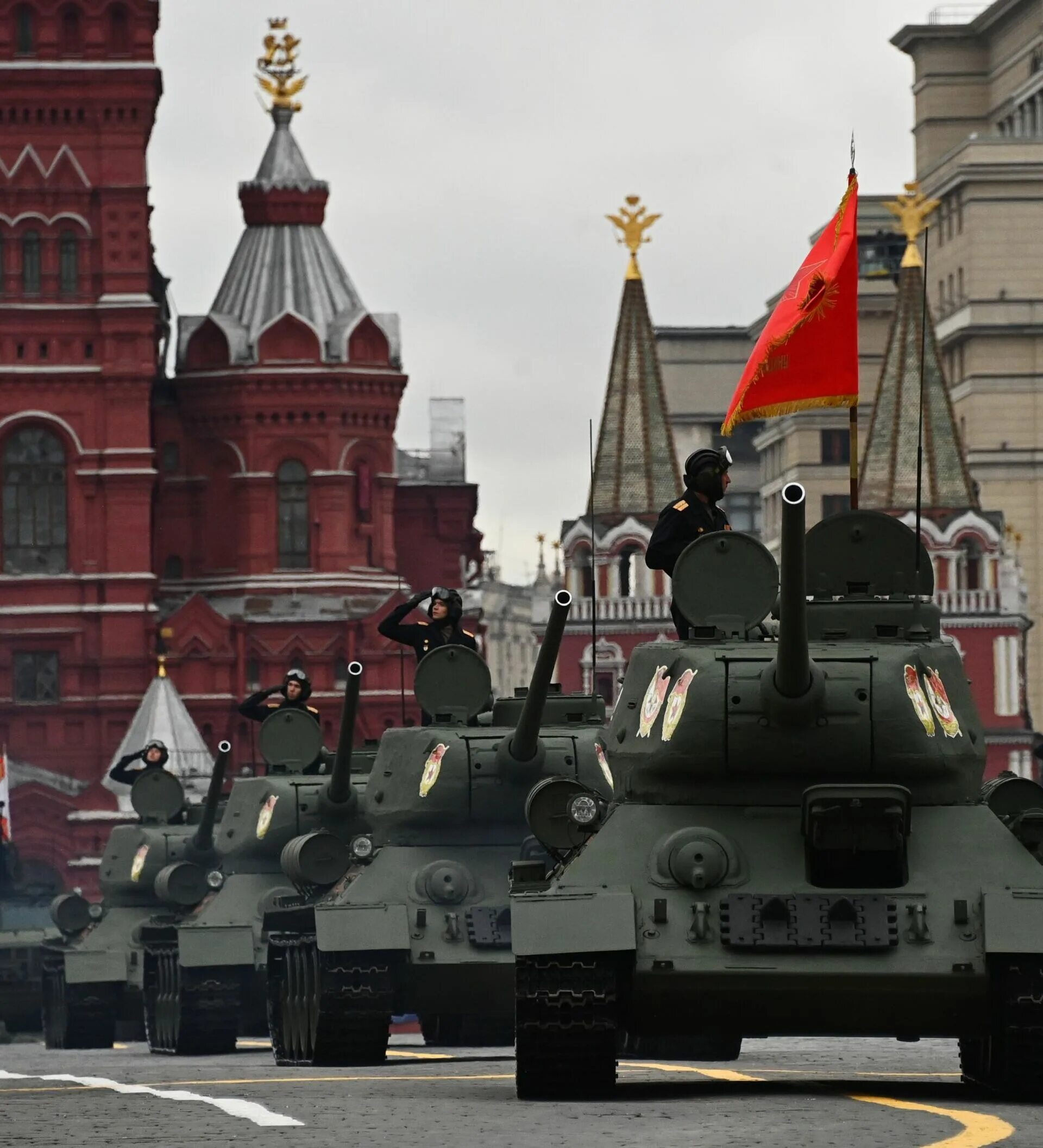 Где парад победы в москве. Парад Победы. Парад на красной площади. День Победы парад. Парад войск на красной площади.