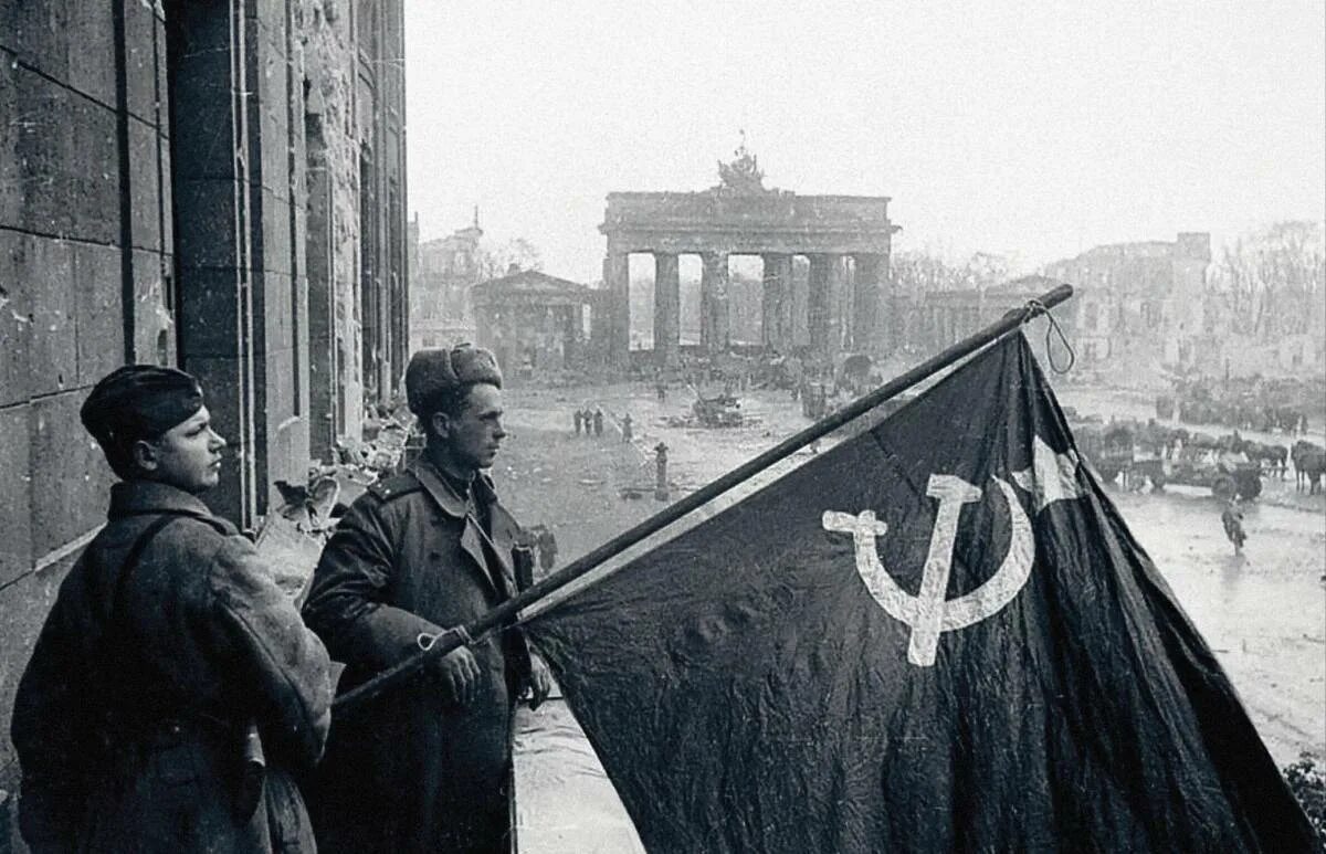 Флаг во время войны. Берлин 1945 красное Знамя. РККА В Берлине 1945. Победа Берлин 1945. Знамя Победы в Берлине 1945.
