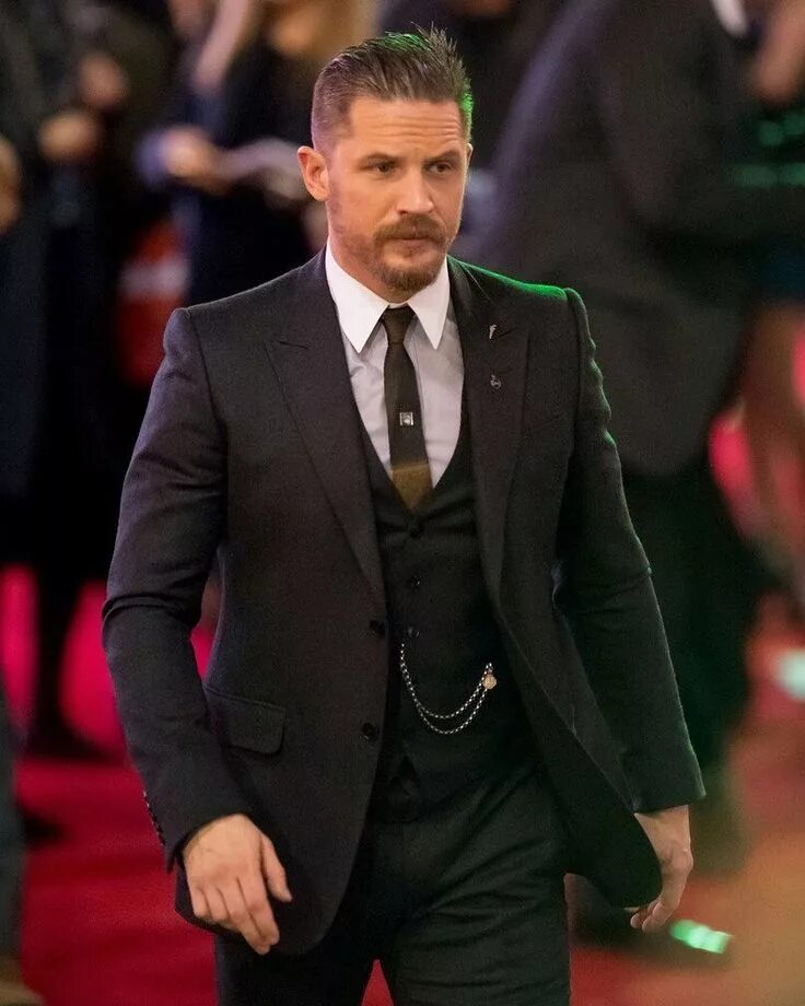 Том харди новые. Tom Hardy. Фото Тома Харди. Том Харди в костюме. Том Харди фотосессия.