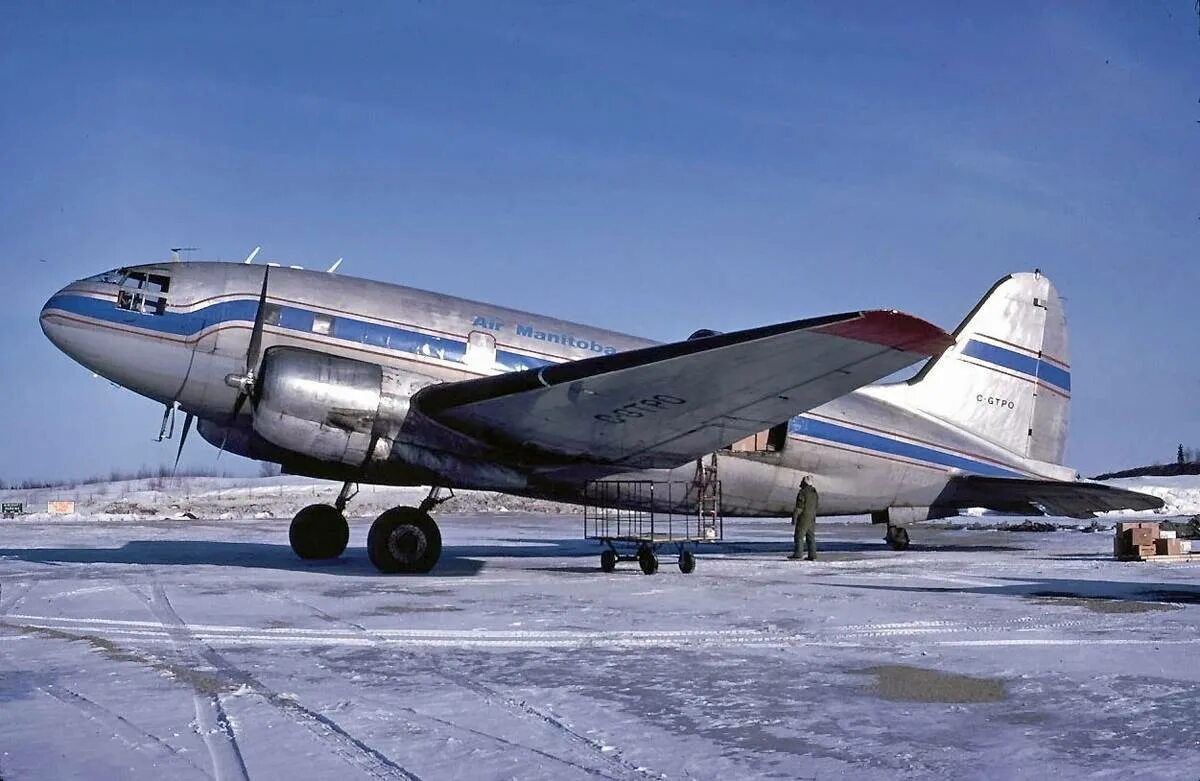 Самолет р14. Самолеты ил-12 ильюшина. ил-14 самолёт. ил-12 пассажирский самолёт. ил-14 ильюшина.