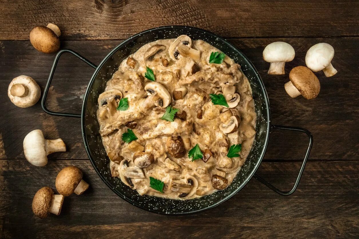 Курица жареная с грибами и луком. Boeuf Stroganoff. Грибной Строганофф. Beef Stroganoff. Бефстроганов из говядины с грибами.