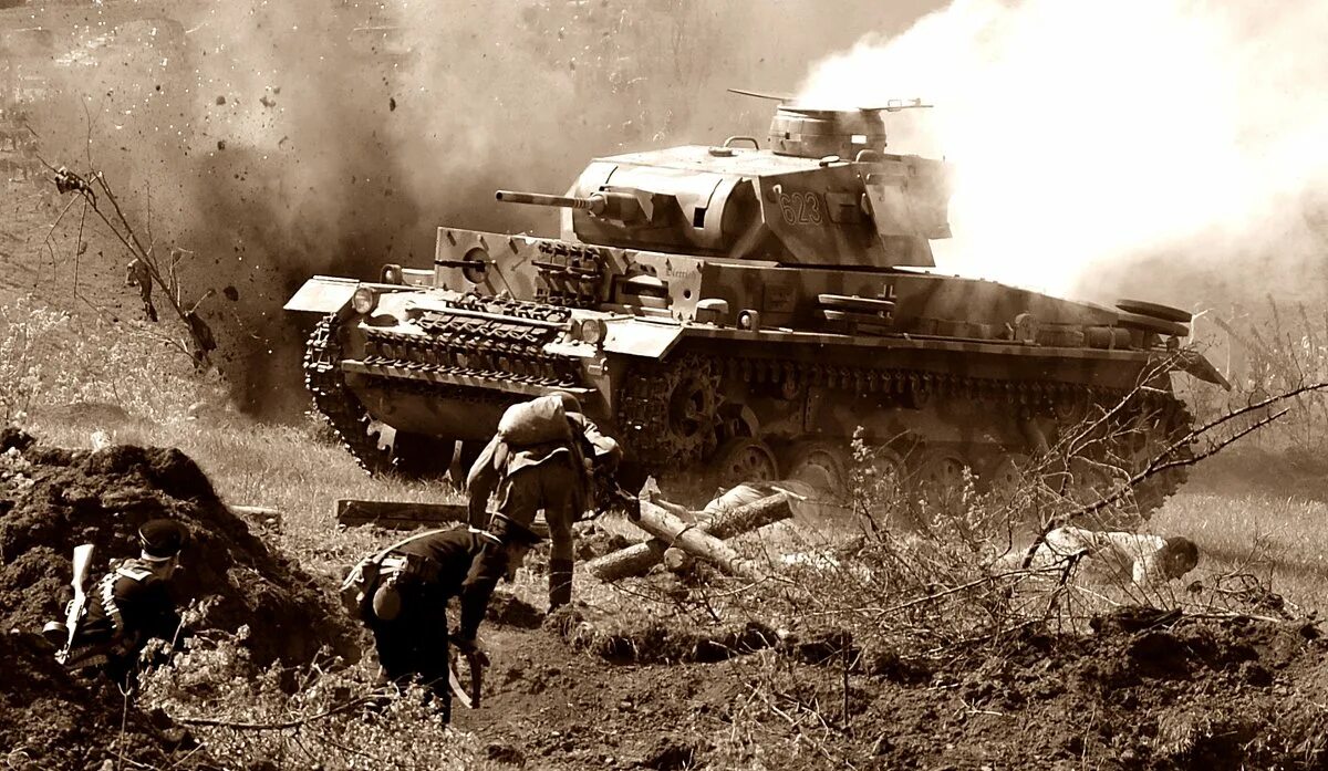танковый бой немцев. танковый бой 1941-1945. смоленское сражение 1941. танковый бой 1943 курская битва. 502 танковый батальон вермахта.