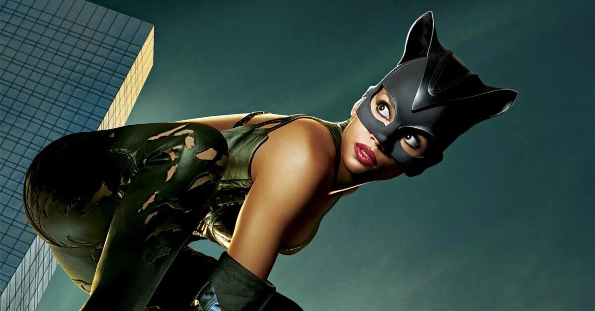 Женщина кошка песни. Catwoman Холли Берри. Холли Берри женщина кошка. Catwoman 2004 Halle Berry. Холли Берри кошка.
