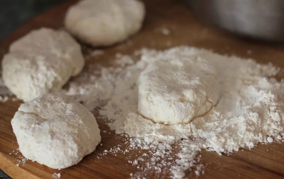 Из творога без муки и сахара. Сырники. Сырники из творога. Сырники домашние. Творог для сырников.