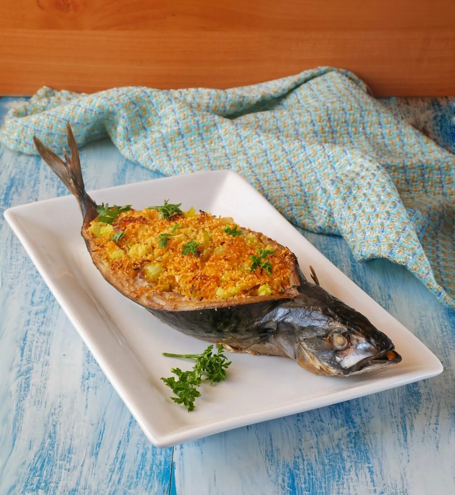 Скумбрия запеченная в духовке. Скумбрия запеченная в духовке. Простые блюда из скумбрии. Скумбрия запеченная в духовке. Скумбрия с овощами.