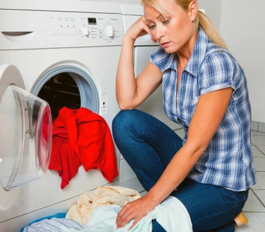 Цветные вещи стирка. Вещи для стирки. Стиральная машинка с одеждой. Полиняла вещь. Вещь полиняла после стирки.