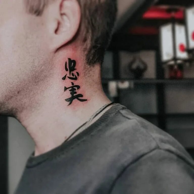 Красивые тату на шее мужские. Тату на шее. Т͜͡а͜͡т͜͡у͜͡ н͜͡а͜͡ ш͜͡е͜͡и͜͡. Тату на шее мужские с боку. Тату на шее для мужчин со смыслом.