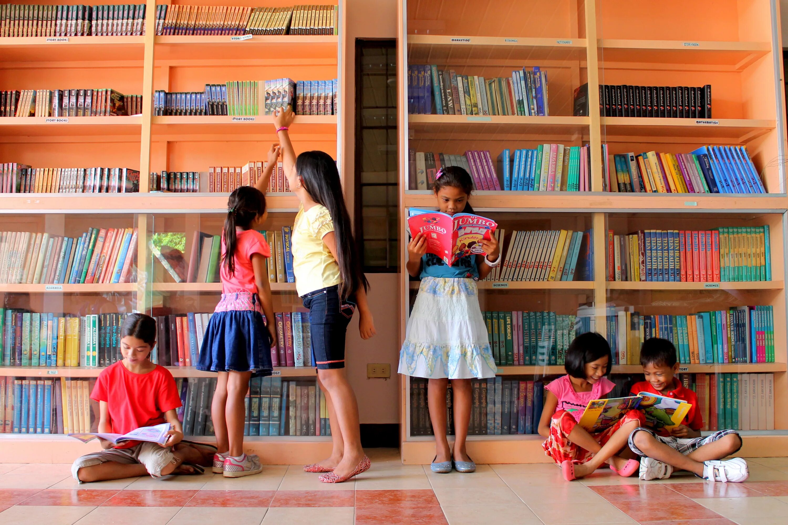 This is our library. Фотосессия в библиотеке дети. Дети в библиотеке. Здание библиотеки для детей. Детские библиотеки.