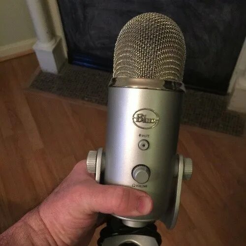 Blue Yeti студийный. Микрофон Blue Yeti белый. Платиновый микрофон. Blue Yeti Blackout размер резьбы. Купить микрофон blue yeti