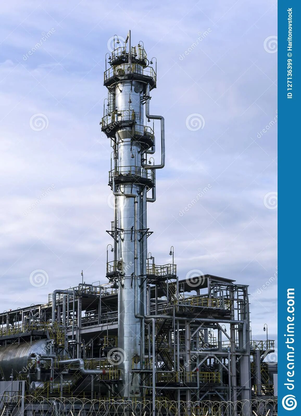 Крекинг нефти завод. Ректификационная колонна нпз. Ректификационная колонна спиртзавод. Аппараты химического производства. Реактор гидроочистки r-202.