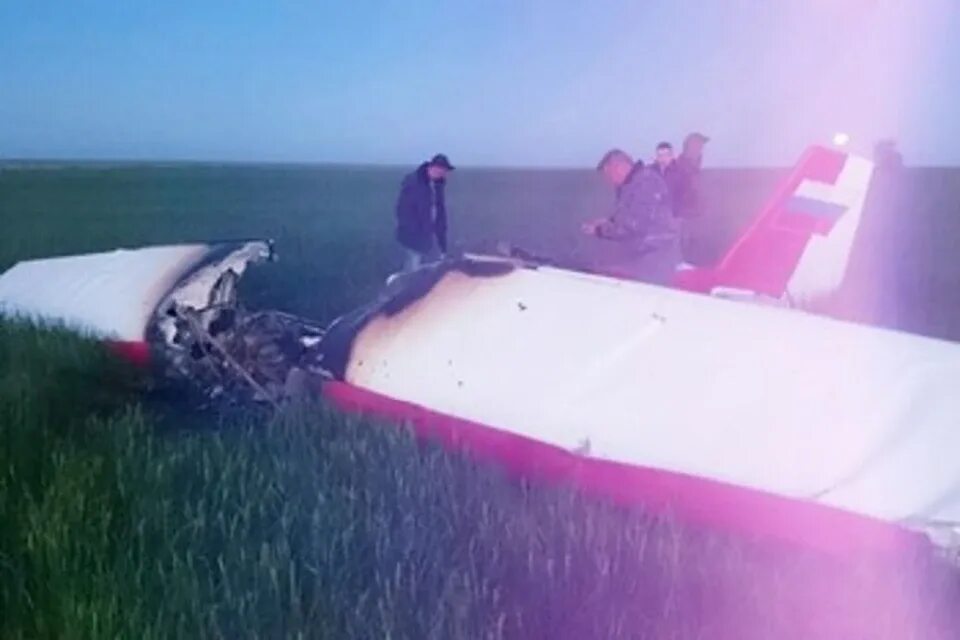 Крушение самолета в поле. Памятник самолет в волгограде. Украинский легкомоторный самолет. Оценка приземления самолета. Самолёт миг 21 памятник волгоград.