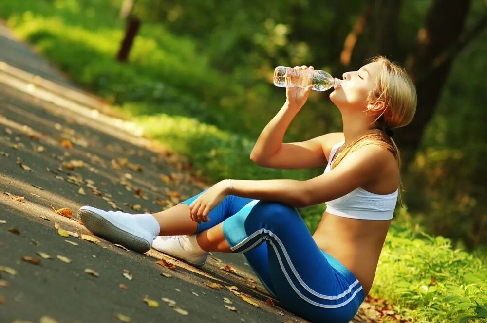 Спортсмен с бутылкой воды. Спортсмен пьет воду. Девушка с бутылкой воды. Пить воду. Игра надо пить