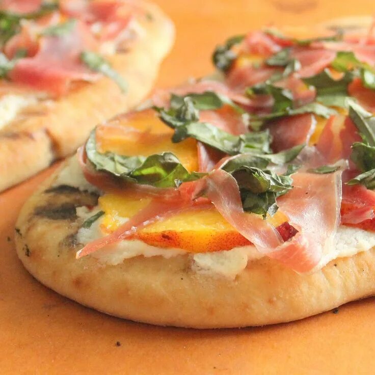 Een gezond recept voor Makkelijke pizzawraps, klaar in 15. Maak dit gerecht of b