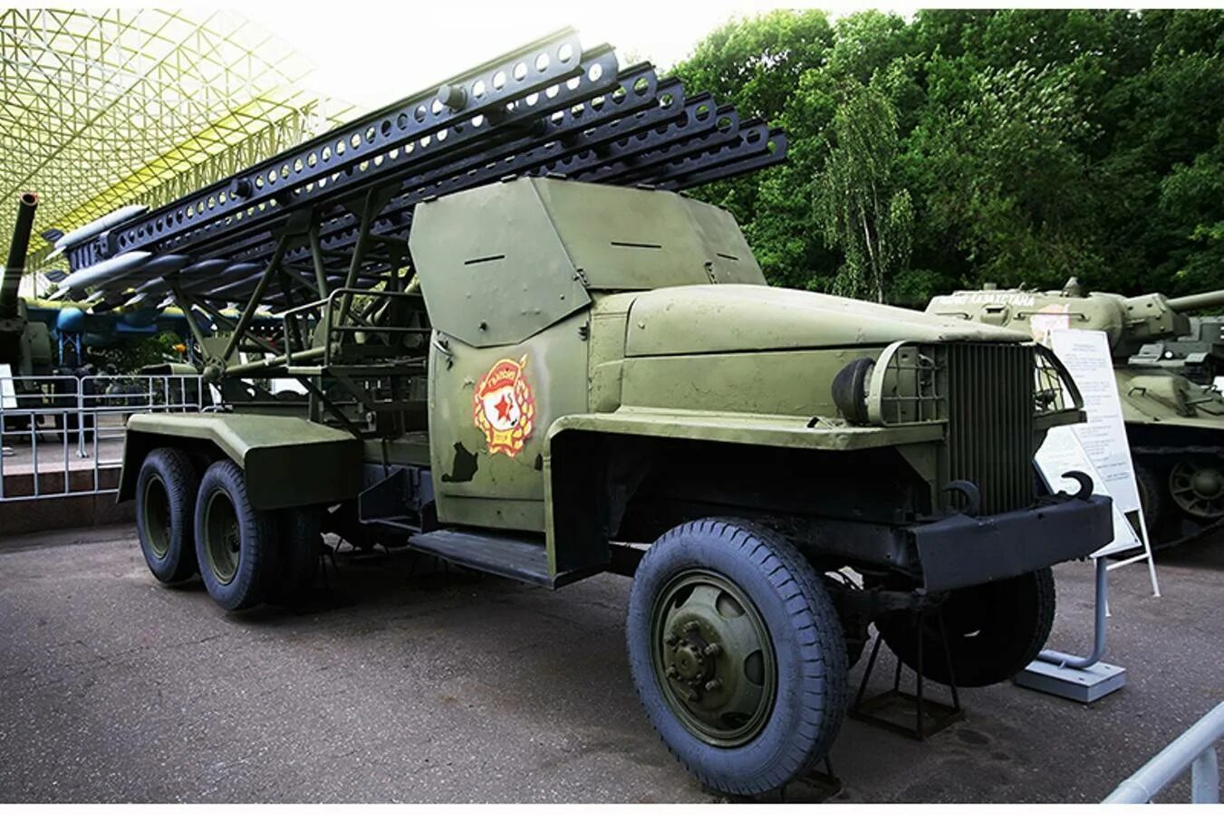 Рсзо катюша бм-13. Бм-13 катюша 1941. Зис-151 грузовой автомобиль катюша. Бм 13 во вьетнаме. Студебеккер бм 13 катюша.