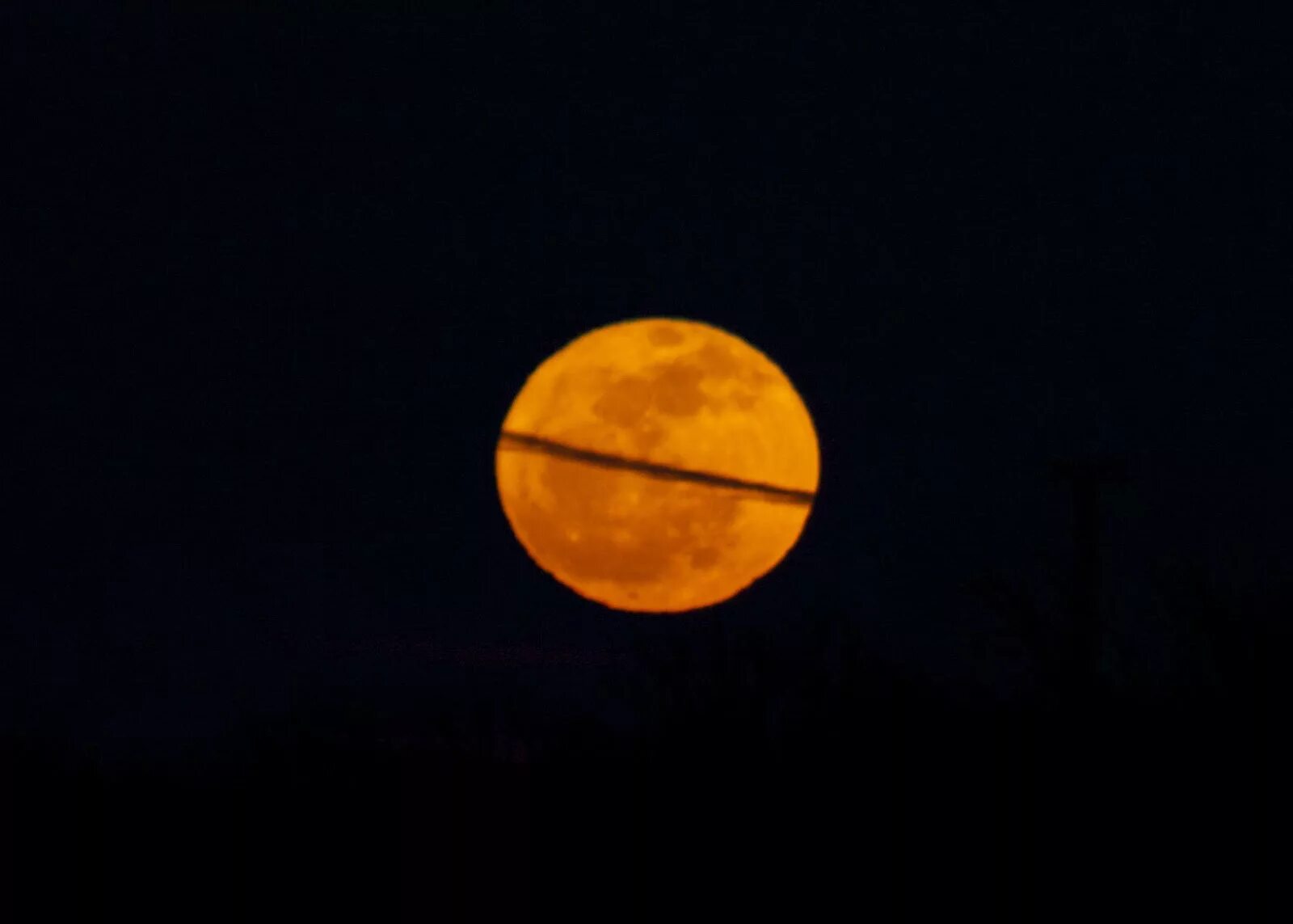 Большая оранжевая луна. Оранжевая Луна. Луна оранжевого цвета. Оранжевая полная Луна. Оранжевое полнолуние.