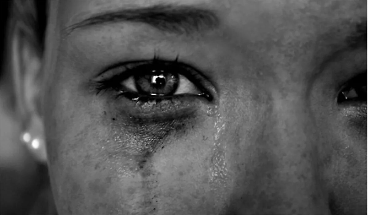 Слезы это слабость. Слезы признак слабости. Cry картинки черно белые. Слезы это не признак слабости.