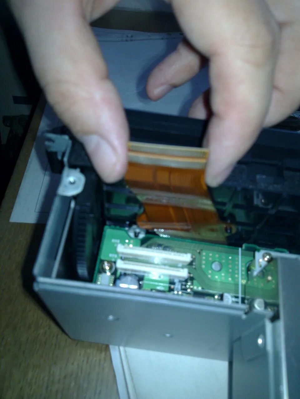 Почистить шлейф. Соединение шлейфом трансформатора. Шлейф магнитолы лансер 10. Е53 чистка шлейфов магнитолы драйв. Соединения шлейфа с проводами.