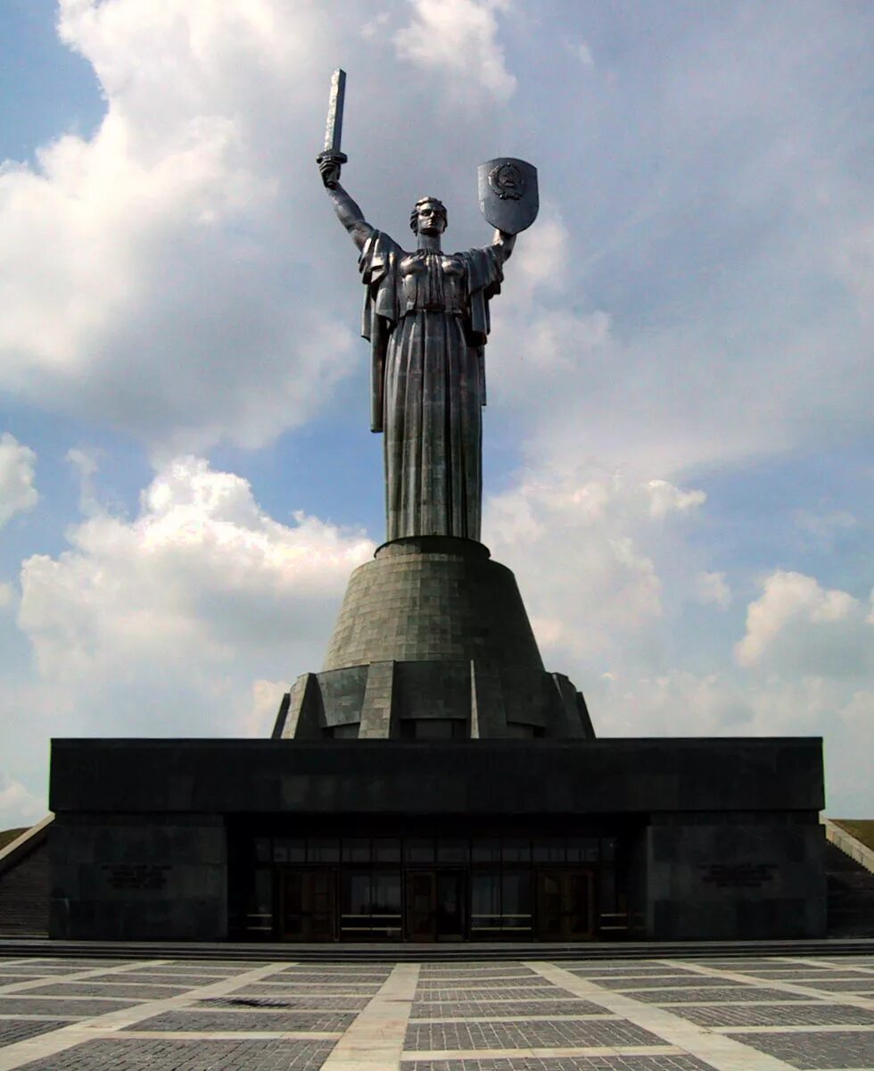 Самый большой памятник. Мемориальный комплекс Родина мать Киев. Вучетич Родина мать Киев. Статуя Родина мать в Киеве. Памятник в Киеве Родина мать высота.