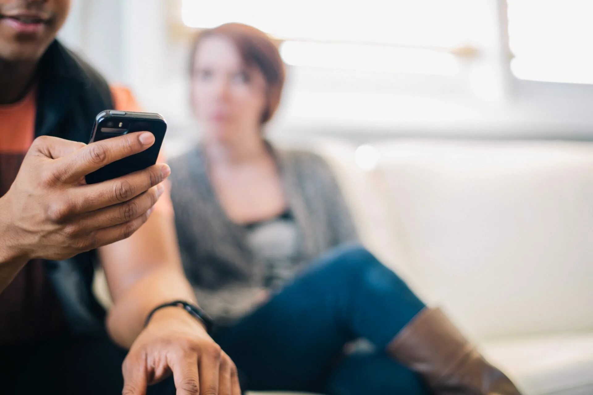 муж в телефоне. Husbands phone. Husband watching. мужчина сидит в телефоне. современные отношения.