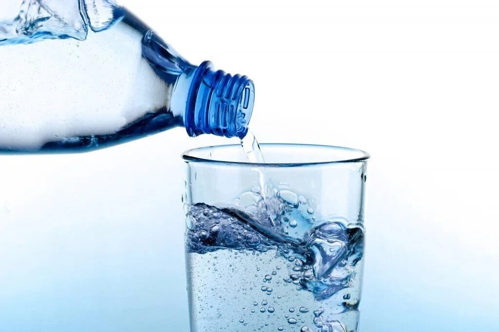 Вода pinta. Газировка вода. Вода газированная. Минеральная вода в стакане. Газирует воду 9.