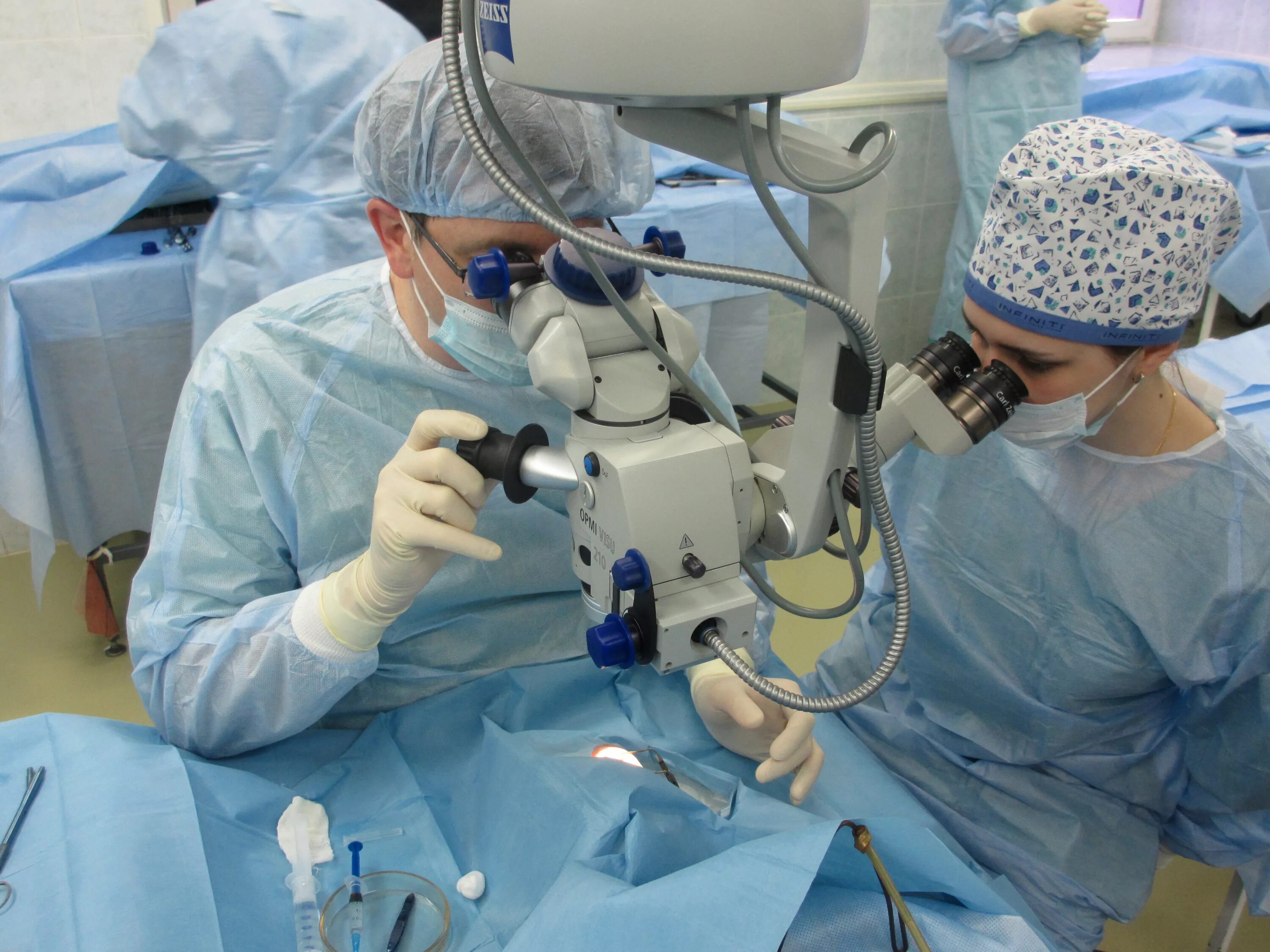 Оперативное лечение катаракты. Лазерная факоэмульсификация катаракты. Факоаспирация катаракты. Офтальмологическая операция.