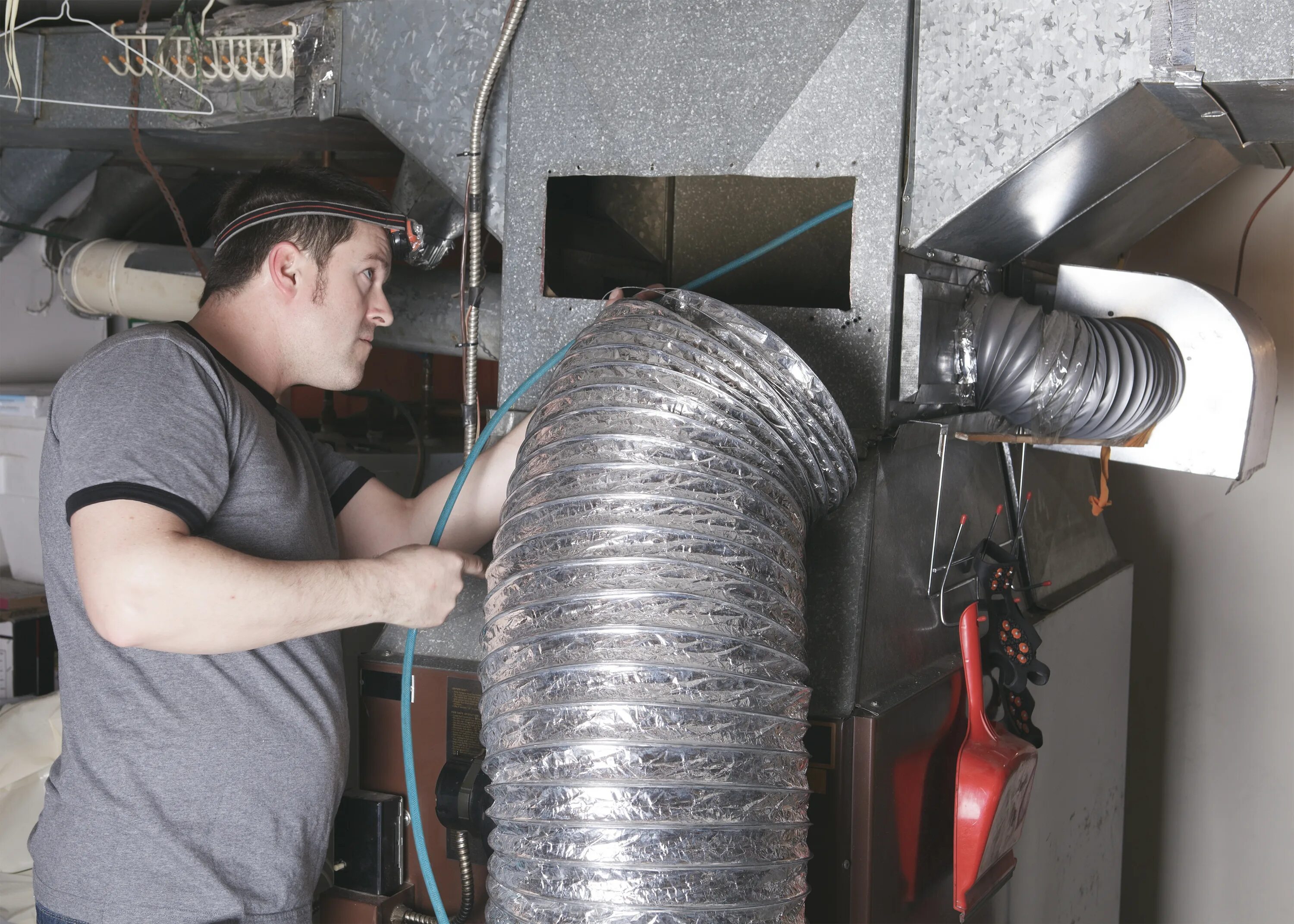 Air Duct Cleaning. Монтаж вентиляции. Оборудование для очистки воздуховодов систем вентиляции. Очистка вентиляционных воздуховодов. Работы по очистке вентиляционных камер проводятся