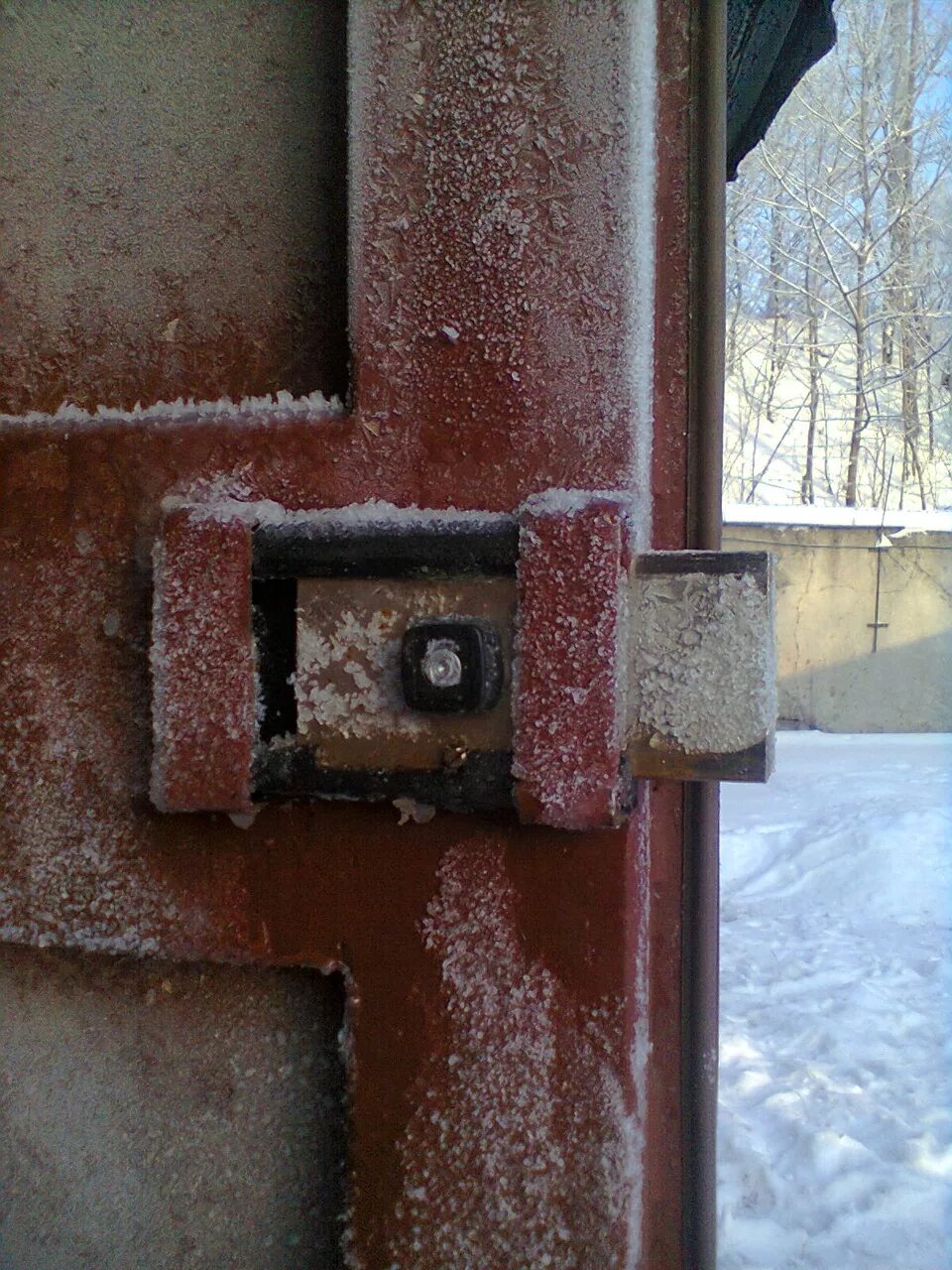 Замерзание замка. Замок для гаражных ворот. Замок для гаража внутренний. Замок на калитку гаража. Замерзает замок на калитке.