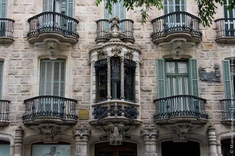 святой покровитель строителей. церковь святого димитрия кипр. гауди скульптуры собор. святой фома скульптура. базилика св димитрия в салониках.