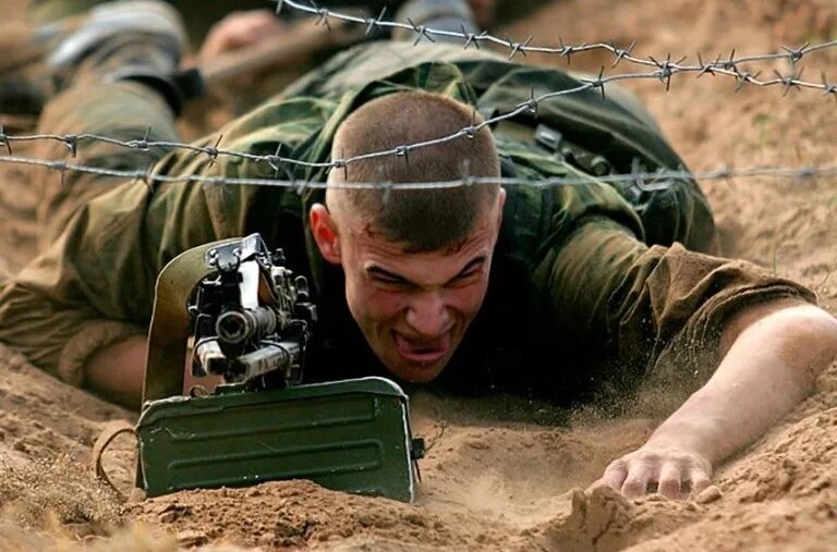 Фильм батальон 1917. Окопы первой мировой войны. Жизнь в окопах солдаты 1 мировой войны. Солдаты первой мировой немцы в окопах. Первая мировая война 1914-1918 окопы.