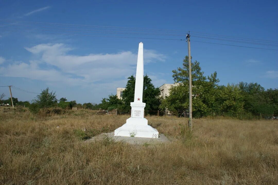 Погода п ленина. Село Ильичево Ленинский район. Ильичево Братская могила Крым. Крым Ленинский район село Ильичево. Ильичево Советский район Крым.