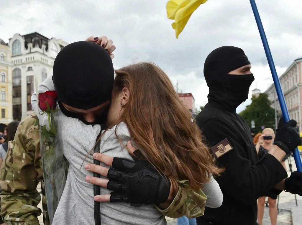 Как защитить девушку. Девушки батальона азов. девушка спецназовец. солдат обнимает девушку. спецназовец с девочкой.